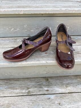 Naot Women’s Brown Patent Leather Shoes Sz 41